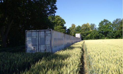 Der Schutzwall aus befüllten Überseecontainern.