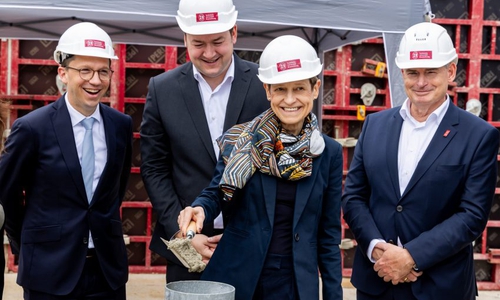 Wissenschaftsminister Falko Mohrs, Oberbürgermeister Thorsten Kornblum, TU-Präsidentin Angela Ittel und Vizepräsident für Personal, Finanzen und Hochschulbau Dietmar Smyrek (v.l.n.r.) legten gemeinsam die Zeitkapsel in die Grundsteinsäule.