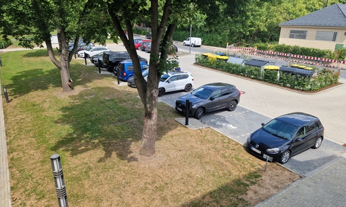 Vor Am Exer 10 wurden die Flächen gepflastert und mit Ladesäulen versehen. Auch der Müllsammelplatz wurde begrünt. 