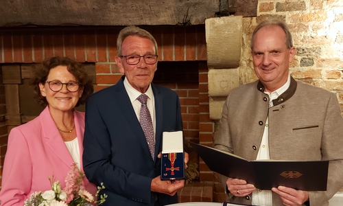 Thomas Reuter, stellvertretender Landrat des Landkreises Gifhorn (rechts), überreichte Dieter Wanglin am 03.07.2025 das Bundesverdienstkreuz. Gemeinsam mit Dieter Wanglin freute sich seine Frau Birgit Wanglin über die Auszeichnung.