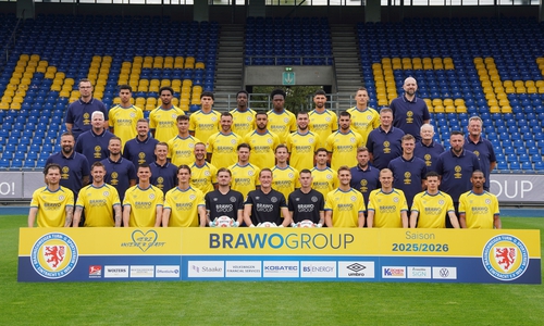 1. Reihe: Kevin Ehlers, Sebastian Polter, Frederik Jäkel, Levente Szabó, Marko Rajkovacic, Ron-Thorben Hoffmann, Leon Herdes, Lukas Frenkert, Louis Breunig, Erencan Yardimci, Sidi Sané. 2. Reihe: Heiner Backhaus (Cheftrainer), Marc Pfitzner (Co-Trainer) Marcel Goslar (Co-Trainer), Marvin Rittmüller, Sidney Raebiger, Lino Tempelmann, Robin Heußer, Jesper Schwarz (Performance), Julius Schell (Co-Trainer Videoanalyse), Jasmin Fejzic (Torwarttrainer). 3. Reihe: Florian Horn (Physiotherapeut), Christian Degenhardt (Leiter Physiotherapie), Max Marie, Robin Krauße, Leon Bell Bell, Mehmet Aydin, Fabio Di Michele Sánchez, Holm Stelzer (Teammanager), Berthold Schliwa (Betreuer), Christian Skolik (Zeugwart, Busfahrer). 4. Reihe: Florian Brand (Mannschaftsarzt), Walid Ould-Chikh, Sanoussy Ba, Johan Gómez, Christian Conteh, Abdel-Haq Awali, Fabio Kaufmann, Sven Köhler, Dr. Alexander Ruhe (Chiropraktor).