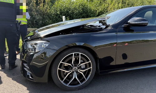 Das Auto wurde bei dem Unfall beschädigt.