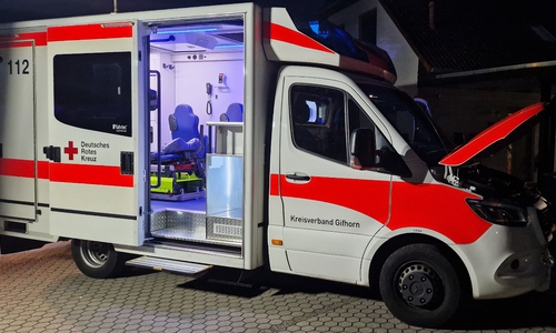  Am Sonntagabend wurde die Feuerwehr zu einem brennenden Rettungswagen in Ahnsen gerufen