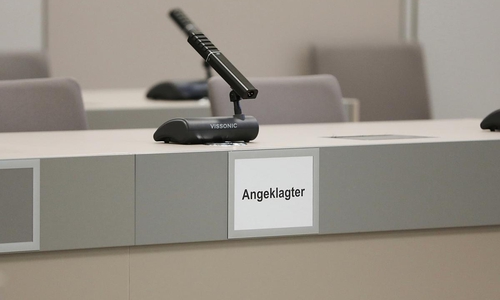 Schild mit der Aufschrift "Angeklagter" (Archiv)