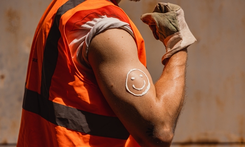 Sonnenschutz ist sexy. Und die Sonnenmilch-Gebrauchsanweisung für alle, die unter freiem Himmel arbeiten, ist einfach: Eincremen, eincremen, eincremen – alle 2 Stunden, rät die IG BAU Braunschweig-Goslar.