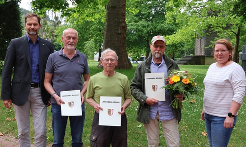 Stefan Behrens (links im Bild, Leiter des Fachbereichs Bauen und Umwelt) und Kathrin Schirok (rechts im Bild, Leiterin der unteren Naturschutzbehörde) ernennen die Landschaftswarte: Siegfried Maibaum (Zweiter von links), Paul Kunze (Mitte), und Thomas Moll. Nicht abgebildet: Volker Edelmann, Hans-Günther Schärf und Reinhard Vierke.