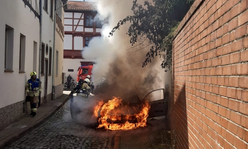 Am Dienstagnachmittag geriet in Helmstedt ein Auto in der Straße Fechtboden in Vollbrand