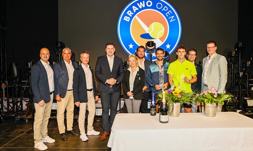 Volker Jäcke, Turnierdirektor, Andrey Kornilov, ATP Supervisor, Markus Beese, Geschäftsführer der Brunswiek Marketing GmbH und Leiter Marketing der Volksbank BRAWO, Dr. Thorsten Kornblum, Oberbürgermeister der Stadt Braunschweig, Sabine Perricone, Geschäftsführerin der Brunswiek Marketing GmbH, Christoph Bedürftig, 1. Vorsitzender BTHC e.V., Sieger Mariano Navone, Finalist Juan Manuel Cerundolo, Carsten Ueberschär, Generalbevollmächtigter der Volksbank BRAWO und Raik Packeiser, Präsident des Tennisverbandes Niedersachsen-Bremen e.V. (v. li.).