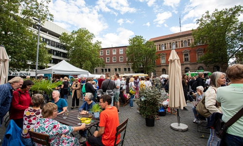 Regionale Zutaten für das Abendessen kaufen oder den Abend mit kühlen Drinks und leckeren Snacks in der Innenstadt verbringen: Zurückgelehnt in den Liegestühlen oder in Gruppen an den Tischen genießen die Besucherinnen und Besucher das kulinarische und musikalische Marktangebot.