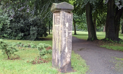 Die rund 80 bis 100 Kilogramm schwere Natursteinkrone von einer der beiden Eingangssäulen der Parkanlage Friedrich-Wilhelm-Straße wurde gelöst und verschoben.