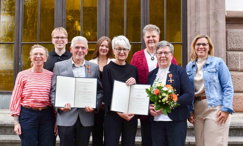 Mit dem Bundesverdienstkreuz ausgezeichnet: Erika Wagner (vorne, 2.v.r.) und Dieter Wagner (vorne, 2.v.l.). Die Ehrung nahm Landrätin Christiana Steinbrügge (vorne m.) vor. Begleitet wurden die Geehrten von Familie und Freunden.
