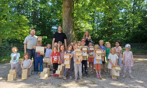 Die Kindertagesstätte Fliegenpilz übergab Ende Juni 2025 ihre fertig zusammengebauten Nistkästen.