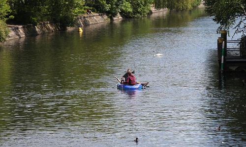 Junge Leute in Schlauchboot (Archiv)