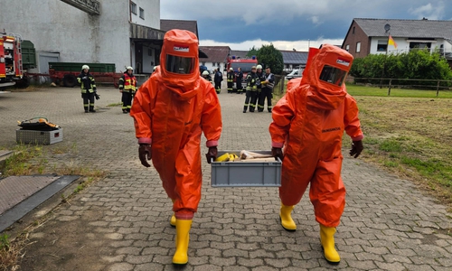 Die neuen Chemikalienschutzanzüge der Freiwilligen Feuerwehr Vechelde im Einsatz.