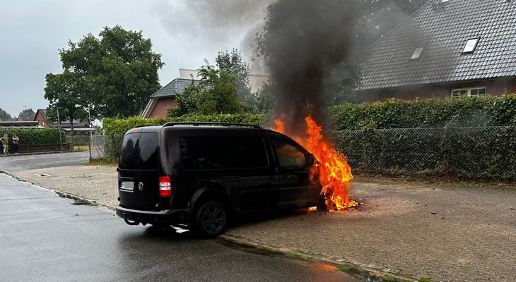 Kreis Gifhorn: Schock für Fahrer - Caddy stand plötzlich in Flammen