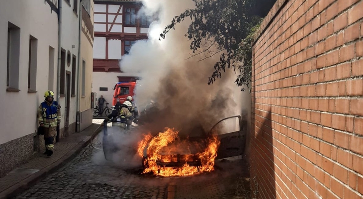 Auto in Helmstedt steht in Flammen – Feuerwehr rettet Bewohner vom Dach