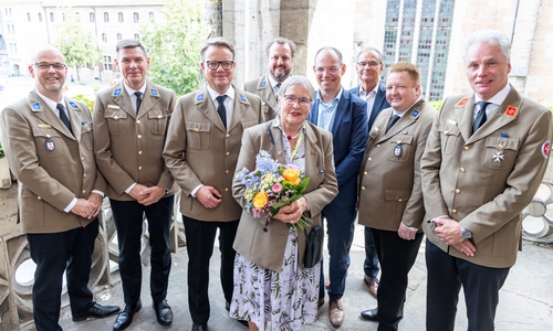 Sven Heine, Dirk Gähle, Christoph Bratmann, Heinrich von Bünau, davor Gudula von Kalm, Dr. Tobias Pollmann, Ulrich Markurth, Marc Wegner, Stefan Radmacher (v. li.).