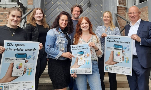 Von Links: Daniela Rieken (Stadtjugendpflege), Michelle Hirsch (Stadtbücherei), Daniela Bergmann-Baczynski (Stadtbücherei), Carsten Schrader (Lessingtheater), Charlotte Lakemann (Klimaschutzmanagerin), Alina Katscher (Tourist-Info) und Detlev Quidde (Stadtbetriebe).      