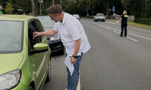 Bürgermeister Ivica Lukanic im Gespräch mit einem Verkehrsteilnehmer. Im Hintergrund Claudia Fricke von der Polizei Wolfenbüttel.