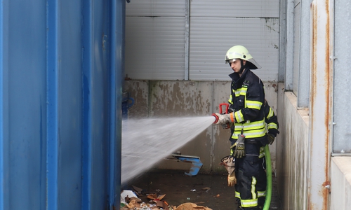 Ein technischer Defekt an einer Müllpresse löste am Freitagmittag einen Feuerwehreinsatz in einem Supermarkt in Groß Schwülper aus