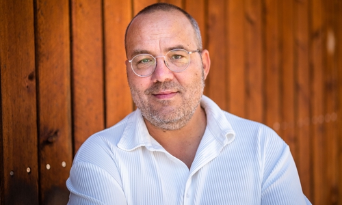 Arno Frank entführt die Zuhörer in die dunkle Vergangenheit.