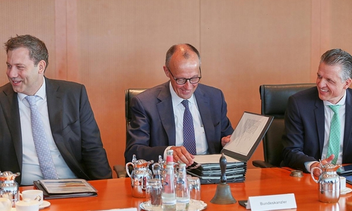 Lars Klingbeil, Friedrich Merz und Thorsten Frei bei der Kabinettssitzung am 06.08.2025