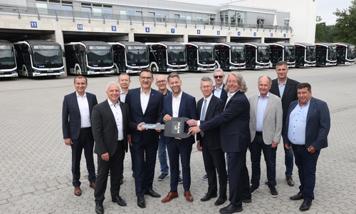 Feierliche Übergabe der zwölf neuen vollelektrischen MAN Gelenkbusse auf dem Betriebshof der WVG.