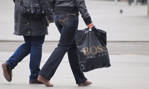 Frau mit Einkaufstasche (Archiv)