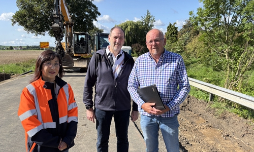Freuen sich über den Baubeginn für den Radweg (v.l.n.r.): Sashuang Li (Projektleiterin TLW), Torsten Ruhe (Betriebsleiter TLW) und Wendessener Ortsbürgermeister Andreas Rink.