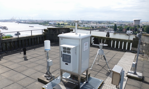 Der vom Deutschen Wetterdienst genutzte neue automatische Pollenmonitor der Wetzlarer Firma Hund auf dem Dach des Seewetteramtes in Hamburg. Solch eine Station könnte auch bald in Braunschweig stehen. 