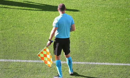 Linienrichter mit Fahne (Archiv)