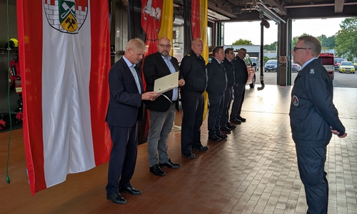 Oberbürgermeister Frank Klingebiel bei der Übergabe der Hochwasser-Ehrennadeln 2023/2024.