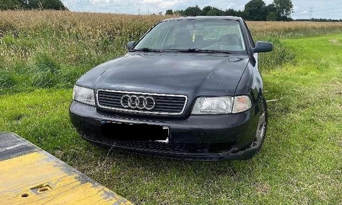 Verlassener Pkw in Graben bei Wilhelmshaven (Archiv)