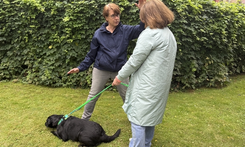 Neben Pfarrer Olaf Schäper segnete auch Kirchenvorständin Heike Kramer Hund und Frauchen.