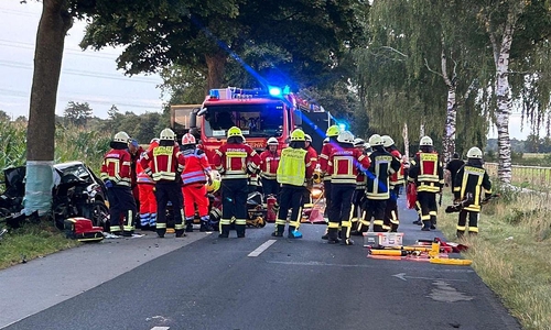 Einsatzkräfte am Unfallort (Archiv)