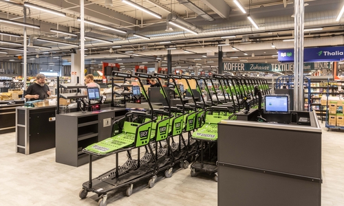 Neben elf Kassen – darunter drei Self-Scanning-Stationen – stehen EASY Shopper zur Verfügung