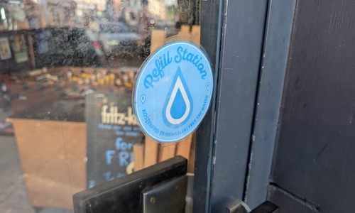 Ein Aufkleber zeigt, wo es Wasser gibt