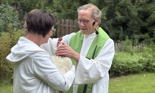 Auch Sussex Huhn Frieda und ihr Frauchen bekamen den Segen.