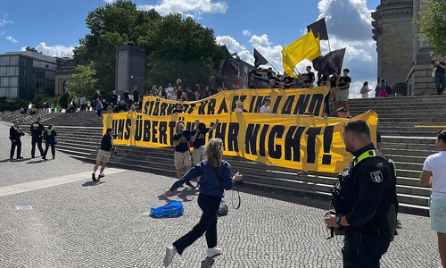 Demo der "Identitären Bewegung" während ARD-Sommerinterview am 24.08.2025