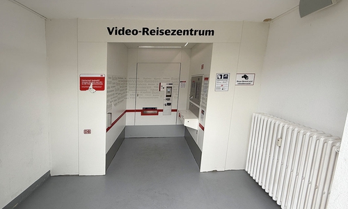 Auch ein Reisezentrum wartet auf den möglichen neuen Besitzer.