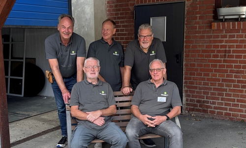 Das Team der Handwerklichen Hof-Hilfe (v.l.n.r. Michael Rehn, Lothar Acker, Ralf Kraupner, Christian Hunger, Henning Krähe, nicht im Bild Heinrich Macke-Lowin, Lutz Kragel).