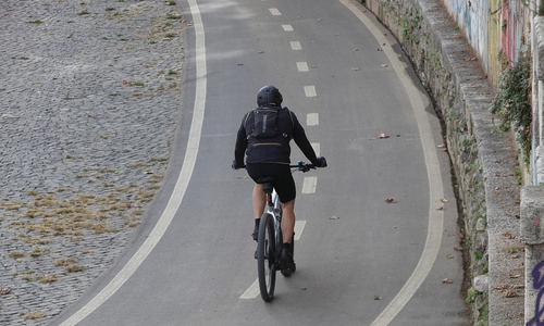 Fahrradfahrer auf Fahrradweg (Archiv)