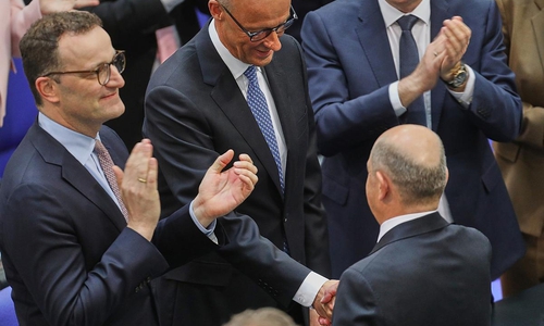 Olaf Scholz gratuliert Friedrich Merz nach der Kanzlerwahl (Archiv)