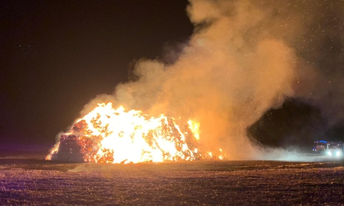 In der Nacht zum Mittwoch stand zwischen Klein Oesingen und Lingwedel eine Strohmiete mit rund 200 Quaderballen in Vollbrand.