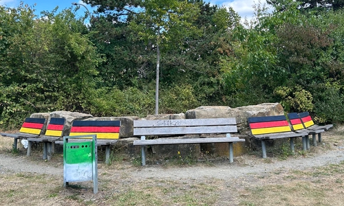 Bemalte Parkbänke auf dem Hügel am Ludgeriteich.