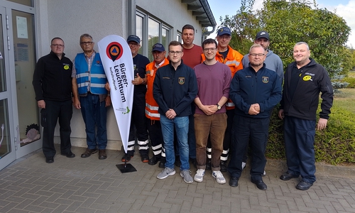 Mitarbeiterinnen und Mitarbeitern der Abteilung Bevölkerungsschutz des Landkreises Wolfenbüttel erprobten gemeinsam mit der Samtgemeindeverwaltung Sickte und der Freiwilligen Feuerwehr Sickte erstmalig die Einrichtung eines Bürger-Leuchtturmes als Notfalltreffpunkt.