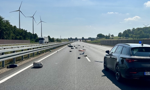 Die Dachbox eines Dachgepäckträgers hatte sich auf der A7 entladen.