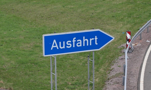 Ausfahrts-Schild an einer Autobahn (Archiv)