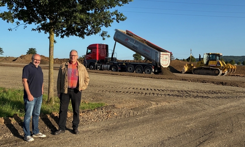 Frank Oesterhelweg (Vorsitzender des Fördervereins und Geschäftsführer der Lenkungsgruppe des Archäologie- und Landschaftsparks Pfalz Werla) und Sven Volkers (Bau- und Umweltdezernent des Landkreises Wolfenbüttel und Lenkungsgruppenmitglied) bei der Besichtigung der Parkplatz-Baustelle an der Kaiserpfalz Werla. 
