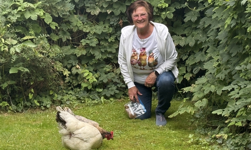 Organistin der Gemeinde, Birgit Meyer, brachte ihre Hühner Frieda und Lisa mit. 